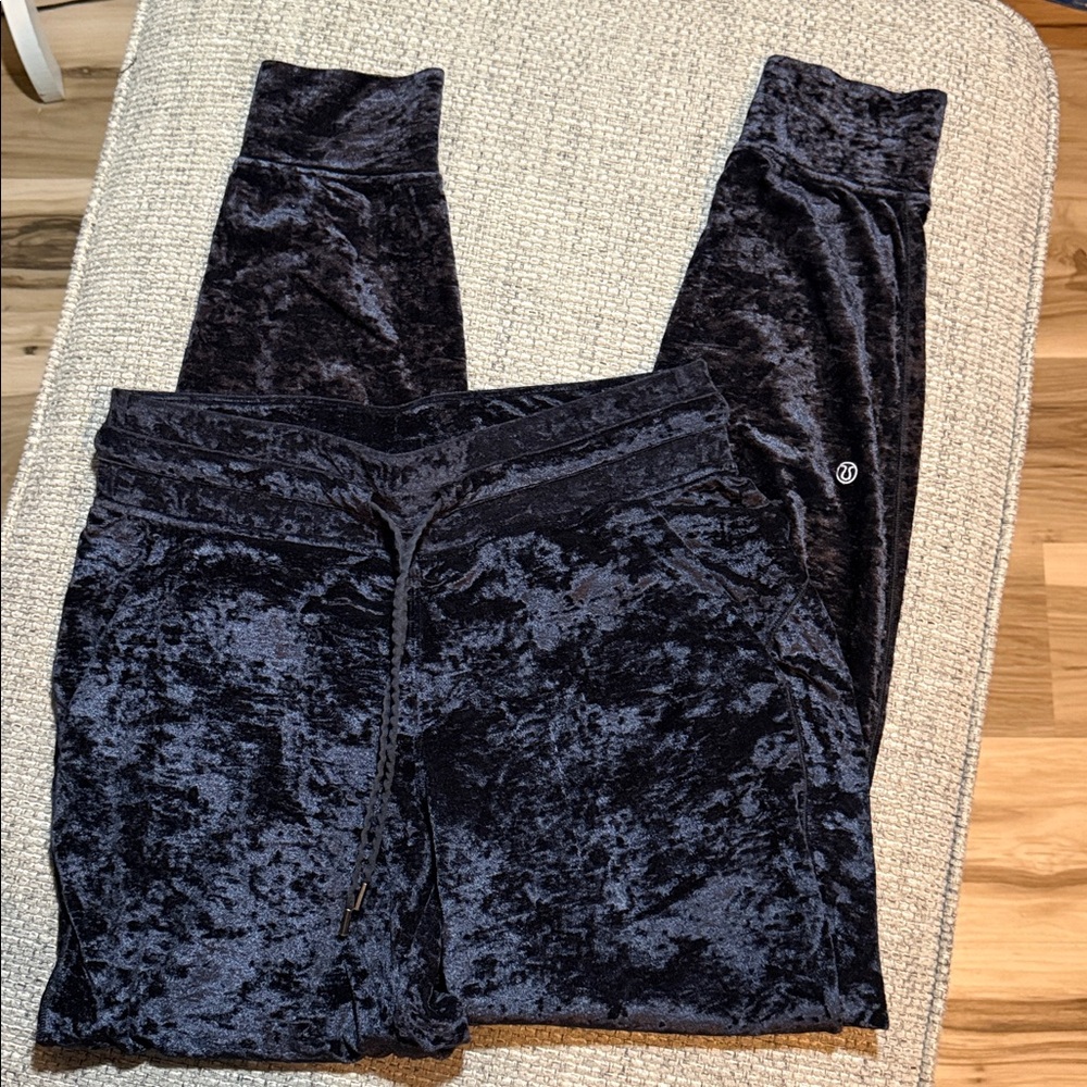 Lululemon Crushed Velvet Ready‎ to Crush Joggers Embroidered logo Black size 8 - Picture 2 of 6